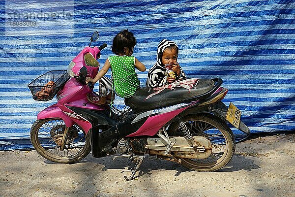 Kinder auf Moped  Pak Beng  Pakbeng  Oudomxai Provinz  Laos  Asien