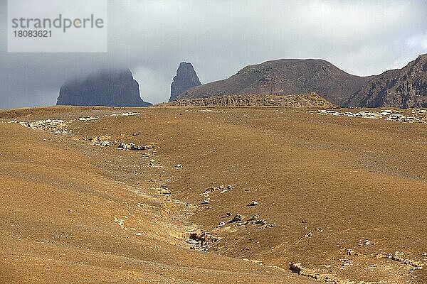 Trockene Landschaft mit gelbem Sand und vulkanischen Gipfeln auf der Insel São Nicolau  Cabo  Westafrika  Kap Verde  Afrika