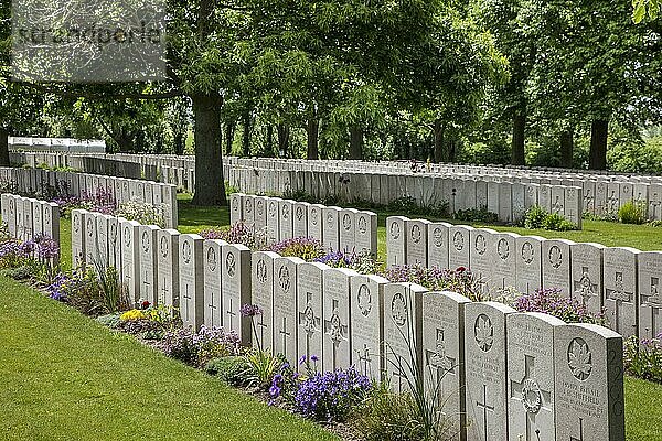 Lijssenthoek Military Cemetery  Gräberfeld der Commonwealth War Graves Commission für britische Soldaten des Ersten Weltkriegs in Poperinge  Belgien  Europa