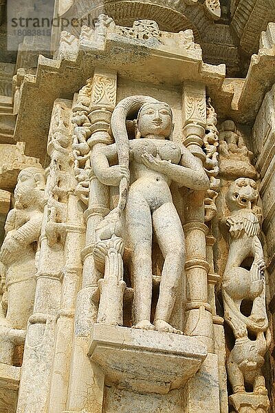Frauenstatue am Sonnen-Tempel  neben Adinatha-Tempel  Jain-Tempel  Ranakpur  Rajasthan  Indien  Asien