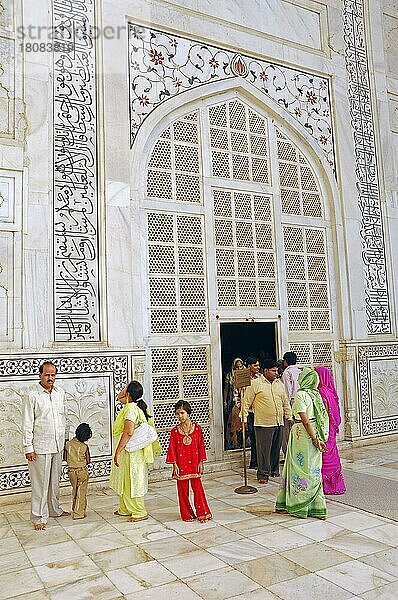 Menschen am Eingang zum Taj Mahal  Tadsch  Mausoleum  erbaut vom Großmogul Shah (Jahan)  Agra  Uttar Pradesh  Indien  Asien