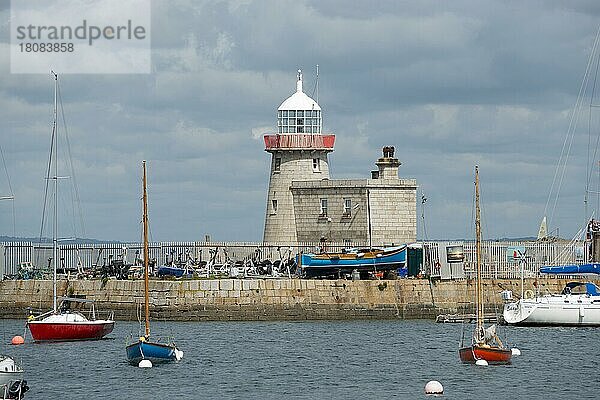 Hafen und Leuchtturm  Howth  County Fingal  Irland  Europa