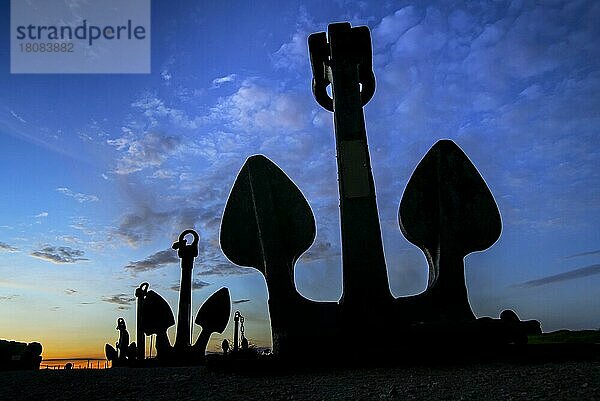 Anker am Memorial Merchant Navy Museum  Hommage an die 45.000 Seeleute der alliierten Handelsmarine  die während des Zweiten Weltkriegs ihr Leben verloren  Silhouette im Sonnenuntergang  Pen-Hir  Finistere  Bretagne  Frankreich  Europa