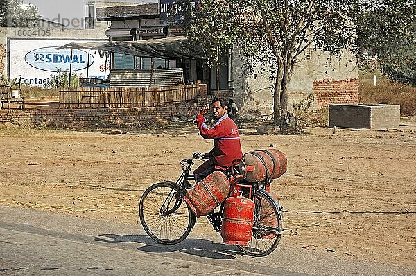 Mann transportiert Gasflaschen mit Fahrrad  Rajasthan  Indien  Asien