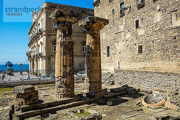 Säulen des Neptuntempels aus dem 6. Jhd. Taranto  Apulien  Taranto  Apulien  Italien  Europa