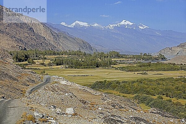 Schneebedeckte Berggipfel des Pamirgebirges  Pamir und der Pamir Highway  M41 in der Provinz Gorno-Badachschan  Tadschikistan  Asien