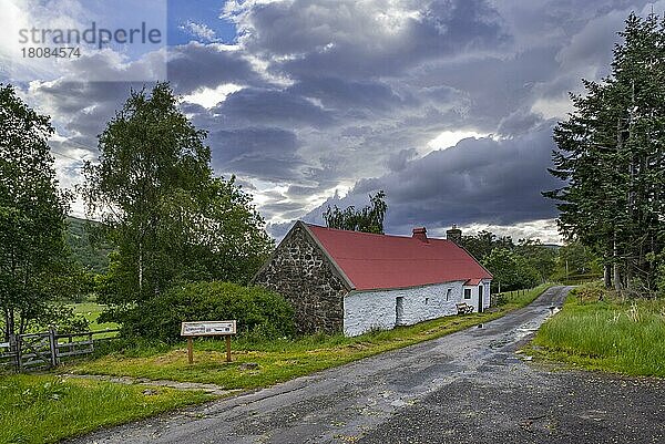 Moirlanich Longhouse aus dem 19. Jahrhundert  kalkgerahmtes schottisches Cottage mit Viehstall in Glen Lochay bei Killin  Stirling  Schottland  UK