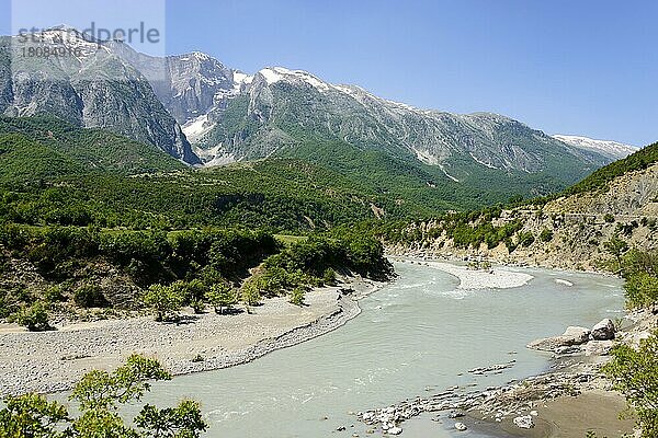 Fluss Vjosa bei Stembec  SH75  Berg Mali i Drites  Gebirge Nemeckes  Albanien  Europa