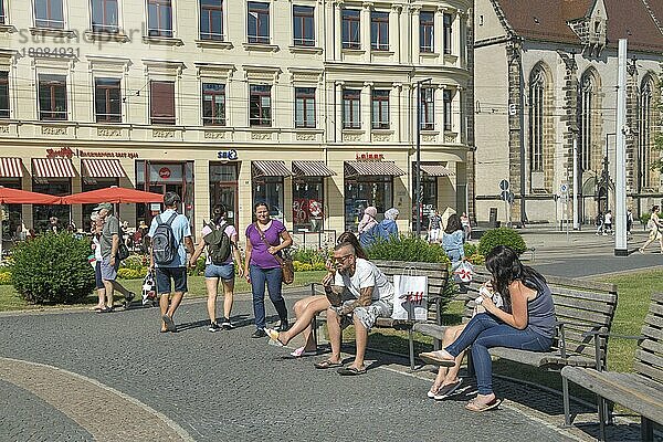 Menschen  Bänke  Postplatz  Görlitz  Sachsen  Deutschland  Europa