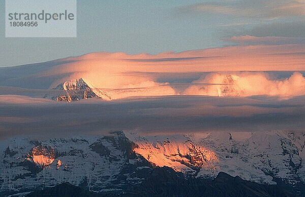 Alpengipfel  Eiger  in Wolken  Blick vom Niederhorn  Schweiz  Europa