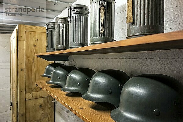 Deutsche WWII M1942 Stahlhelme  Helme und Gasmaskenkanister im Raversyde Atlantikwall  Freilichtmuseum in Raversijde  Westflandern  Belgien  Europa