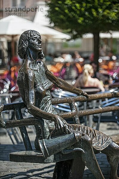 Skulptur De Kotmadam von Fred Bellefroid auf dem Oude Markt  Alten Markt  Leuven  Louvain  Belgien  Europa