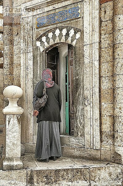 Frau vor Fatma Hatun Mausoleum  Konya  Anatolien  Türkei  Asien
