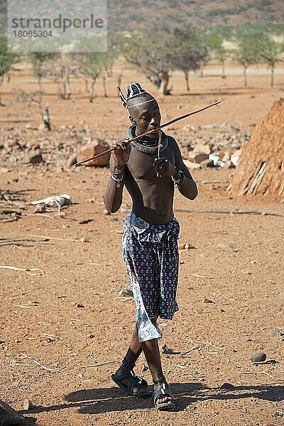 Himbamann musiziert  Kaokoveld  Namibia  Afrika