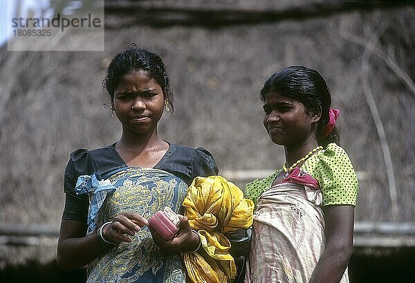 Betta Kurumba Stammesfrauen stehen vor der Hütte  Mudumalai  Nilgiris  Tamil Nadu  Indien  Asien