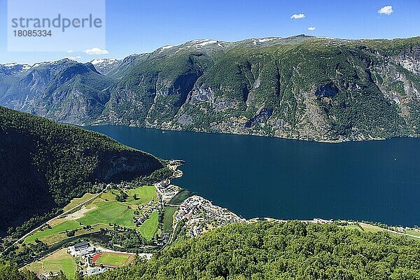 Aussichtsplattform Stegastein  650 Meter über Aurlandsfjord  Norwegen  Europa