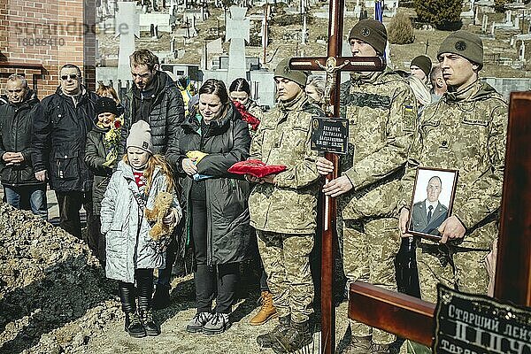 Beisetzung von Oleg Jaschtschischin  Kirilo Wischiwanij  Sergej Melnik und Rostislaw Romantschukauf dem Lychatik-Friedhof  die vier Offiziere kamen zwei Tage vorher in einem Militärlager nahe der Grenze zu Polen in Jaworiw bei einem russischen Raketenangriff um  mindestens 35 Menschen starben  Lwiw  Ukraine  Europa