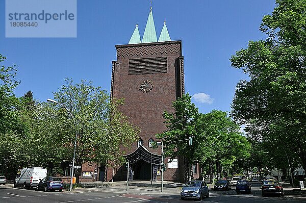 Evangelische Kreuzkirche  Hohenzollerndamm  Wilmersdorf  Berlin  Deutschland  Europa