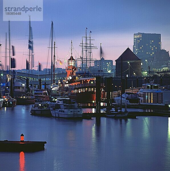 Sporthafen Hamburg in Abenddämmerung  Deutschland  Europa