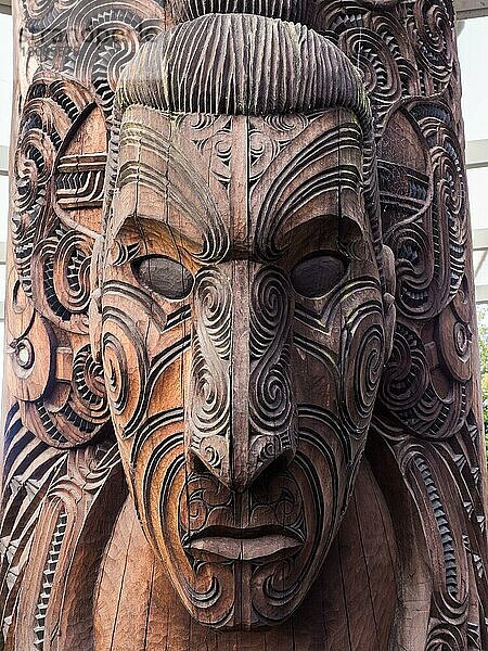 Gesicht  geschnitzte Maske  Schnitzkunst der Maori  Whakarewarewa  Rotorua  Nordinsel  Neuseeland  Ozeanien