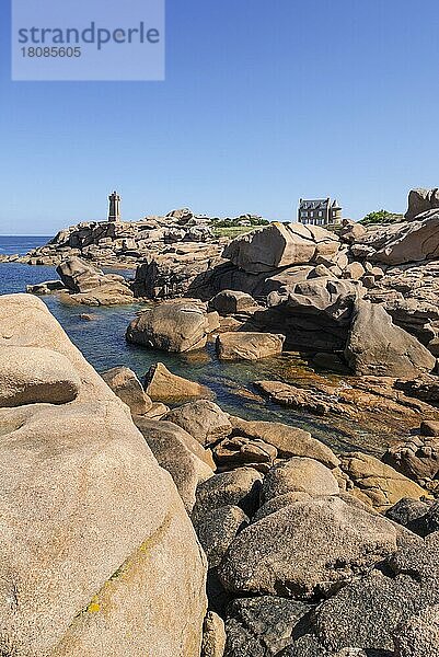 Der Leuchtturm Pors Kamor an der Côte de granit rose  Rosa Granitküste bei Ploumanac'h  Bretagne  Frankreich  Europa