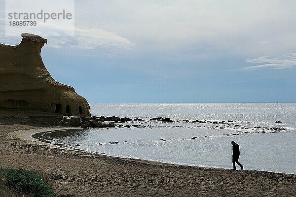 Einsamer Mann spaziert am einsamen Strand vor glitzerndem Meer  Playa Cocedores  Andalusien  Spanien  Europa