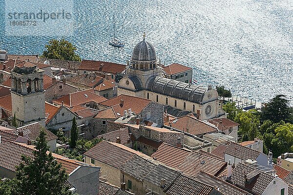 Blick auf Stadt mit Kathedrale des Heiligen Jakob  Sibenik  Dalmatien  Kroatien  Sveti Jakov und Bischofspalast  Katedrala sv Jakova  Europa