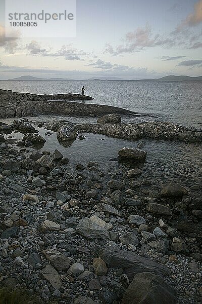 Mann beim Angeln am Wild Atlantic Way bei Renvyle. Grafschaft Galway  Irland  Europa