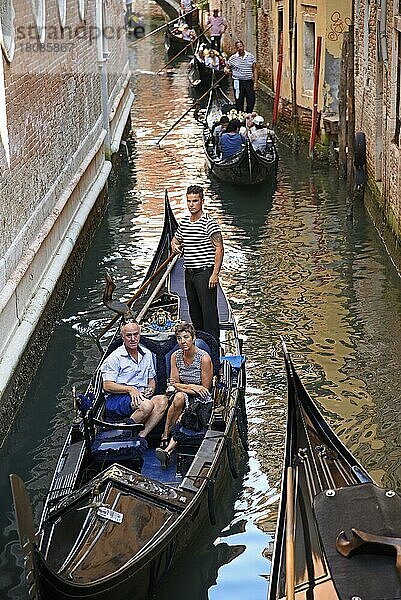 Touristen  Gondoliere  Gondel  Gondeln  Kanal  Venedig  Venezia  Veneto  Italien  Europa