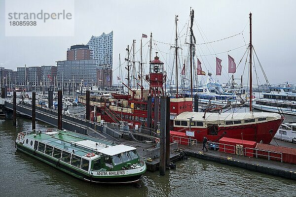 Boote mit dem Feuerschiff LV 13 am City Sporthafen  dahinter die Hafencity mit der Elbphilharmonie  Hamburg  Deutschland  Europa