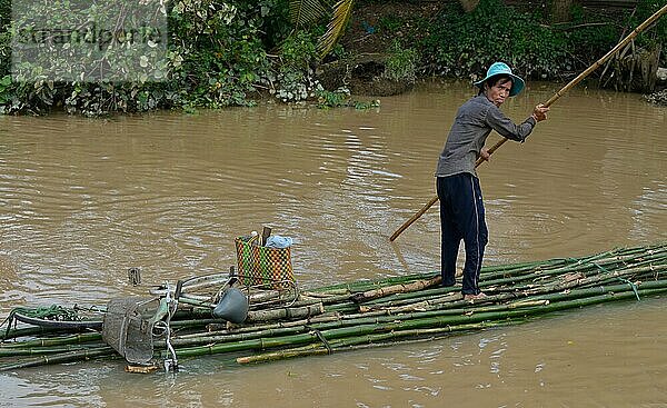Floß  Kanal zwischen Sa Dec und Can Tho  Mekongdelta  Vietnam  Asien