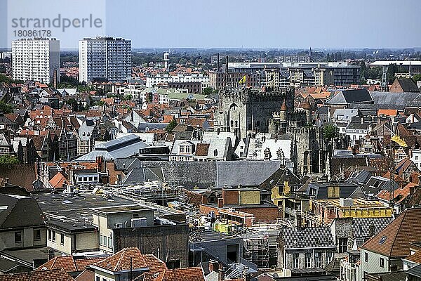 Blick über Häuser  Wohnungen und den mittelalterlichen Gravensteen  Burg der Grafen im historischen Zentrum von Gent  Belgien  Europa