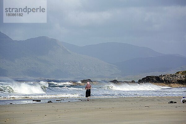 Frau geht am Rennvyle Beach entlang des Wild Atlantic Way im Sommer spazieren. Grafschaft Galway  Irland  Europa