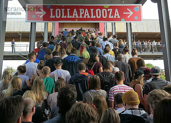 Besucher  S-Bahnhof  Lollapalooza  Festival  Hoppegarten  Brandenburg  Deutschland  Europa