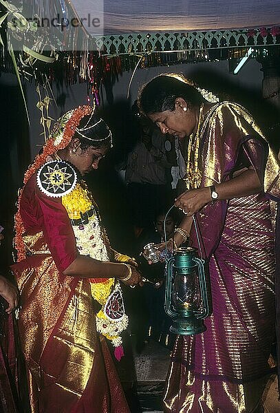 Hochzeitssequenz von Nattukottai Chettiar  Nagarathar in Tamil Nadu  Indien. Rituale der Schwiegermutter