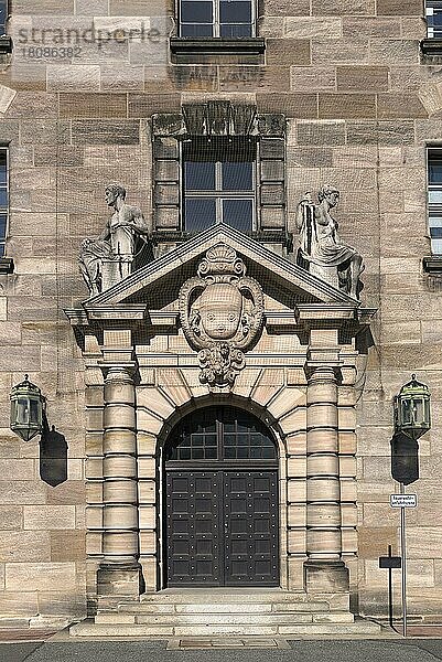 Eingangsportal vom Justizgebäude  1909 bis 1916 im Stil der Neo-Renaissance errichtet  Nürnberg  Mittelfrankjen  Bayern  Deutschland  Europa