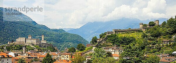 Mächtige Festungsanlage aus drei mittelalterlichen Burgen  Bellinzona  Tessin  Schweiz  Bellinzona  Tessin  Schweiz  Europa