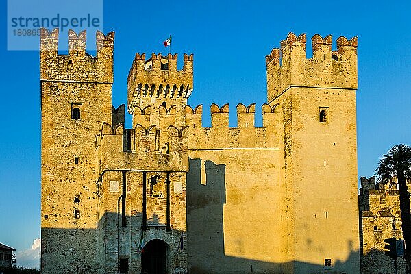 Sirmione mit Skaligerkastell  am südlichen Gardasee  Italien  Sirmione  Gardasee  Italien  Europa