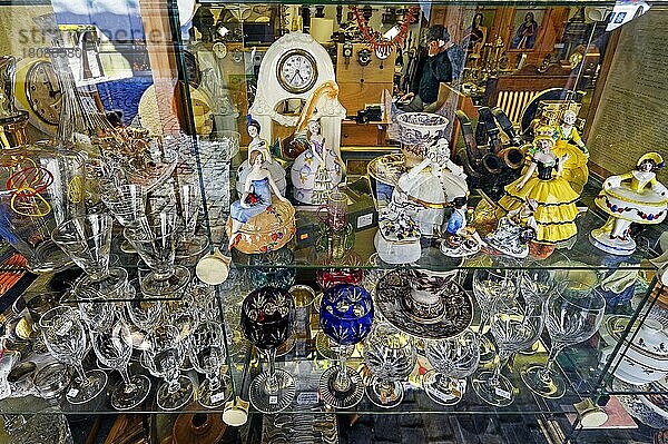 Schaufenster  Antiquitätengeschäft mit Gläsern und Porzellan  Lindau  Schwaben  Bayern  Deutschland  Europa