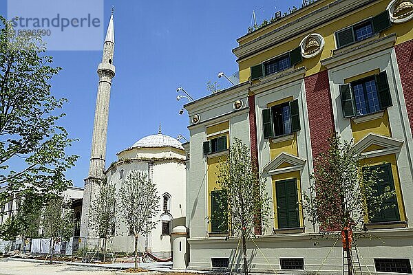 Et'hem Bey-Moschee und Rathaus  Skanderbeg-Platz  Tirana  Albanien  Europa