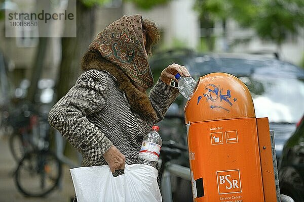 Gestelltes Symbolfoto  Altersarmut  Seniorin  Flaschensammeln