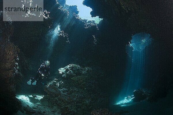 Taucher in Mbuco Caves  Marovo Lagune  Salomonen  Ozeanien