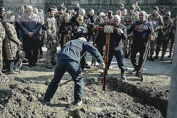 Beisetzung von Oleg Jaschtschischin  Kirilo Wischiwanij  Sergej Melnik und Rostislaw Romantschukauf dem Lychatik-Friedhof  die vier Offiziere kamen zwei Tage vorher in einem Militärlager nahe der Grenze zu Polen in Jaworiw bei einem russischen Raketenangriff um  mindestens 35 Menschen starben  Lwiw  Ukraine  Europa