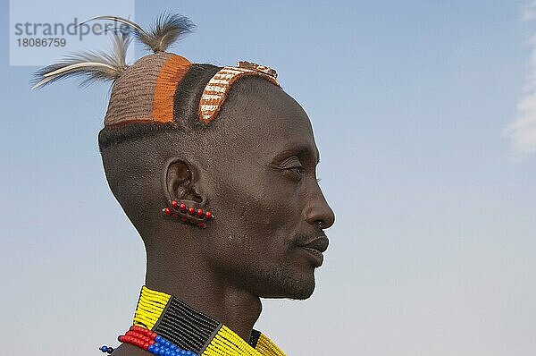 Hamar-Mann mit traditioneller Lehm-Haarfrisur und Federn  Omo-Tal  Südäthiopien  Hamar