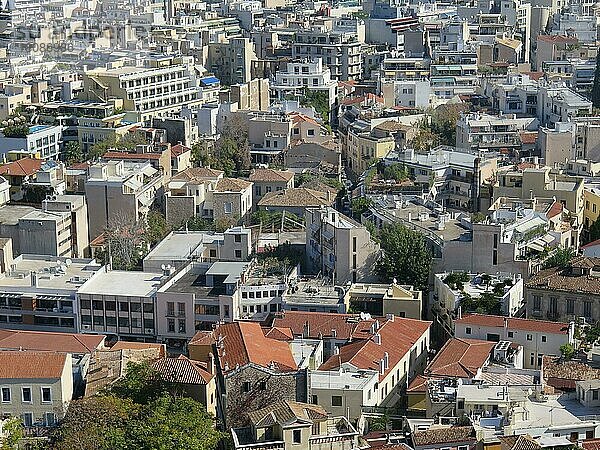 Blick von Akropolis in Altstadt Bezirk Plaka  Athen  Griechenland  Europa