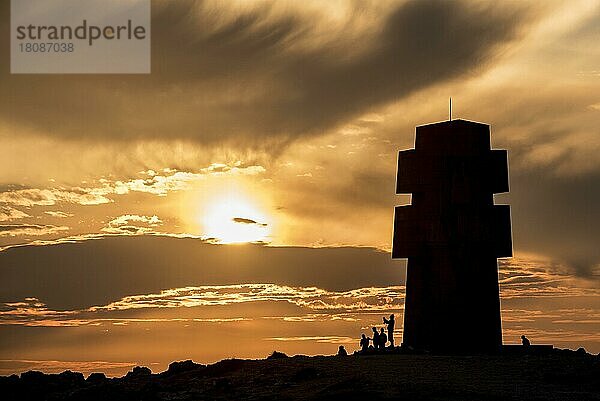 Touristen beim Besuch des Denkmals für die Bretonen des Freien Frankreichs  Kreuz von Pen Hir bei Sonnenuntergang  Pointe de Pen-Hir  Bretagne  Frankreich  Europa