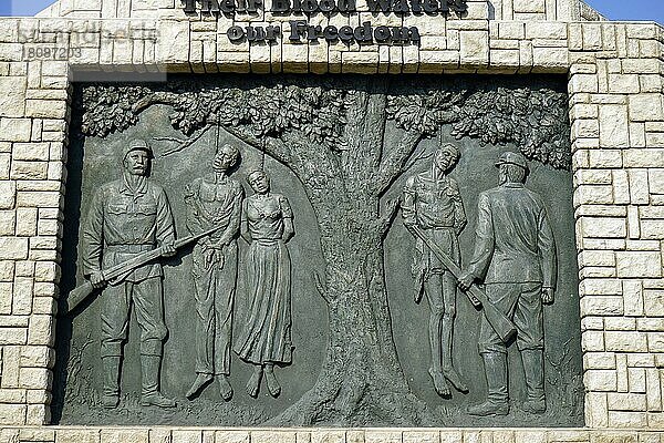 Relief auf der Vorderseite des Genozid-Denkmals  Windhoek  Windhuk  Namibia  Afrika