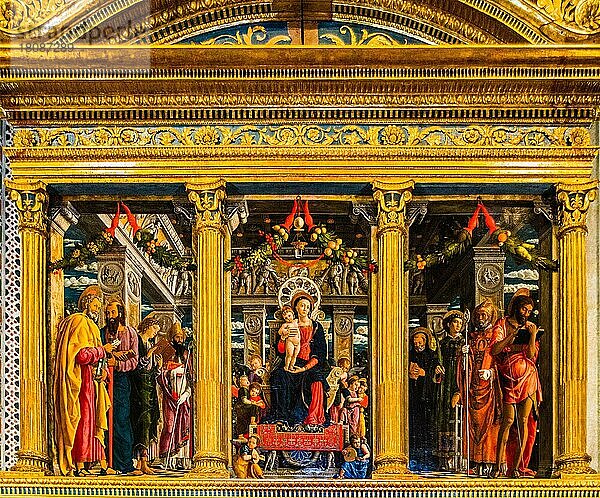 Triptychon des Zeno-Altars  1457-1460  von Andrea Mantegna  erste Hochaltar der Renaissance  San Zeno Maggiore  eine der schönsten romanischen Kirchen Italiens  12. -13. Jhd. Verona mit mittelalterlicher Altstadt  Venetien  Italien  Verona  Venetien  Italien  Europa