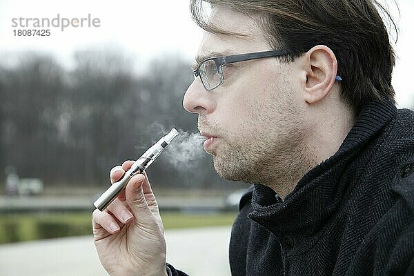 Mann mit e-Zigarette
