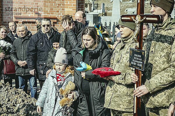 Beisetzung von Oleg Jaschtschischin  Kirilo Wischiwanij  Sergej Melnik und Rostislaw Romantschukauf dem Lychatik-Friedhof  die vier Offiziere kamen zwei Tage vorher in einem Militärlager nahe der Grenze zu Polen in Jaworiw bei einem russischen Raketenangriff um  mindestens 35 Menschen starben  Lwiw  Ukraine  Europa